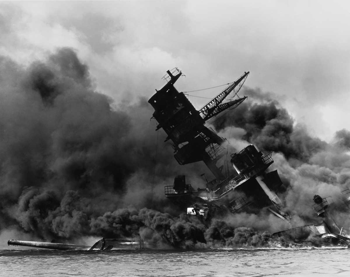 The_USS_Arizona_burning_Pearl_Harbor_WEB Pearl Harbor US Battle Ship Burning